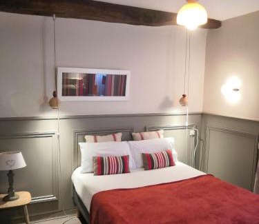 Ciboure Hotel | Cozy Hôtel La Caravelle: Oceanfront Retreat with Dining