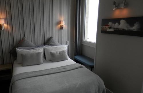 Ciboure Hotel | Cozy Hôtel La Caravelle: Oceanfront Retreat with Dining