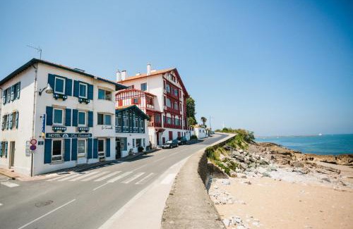 Ciboure Hotel | Cozy Hôtel La Caravelle: Oceanfront Retreat with Dining