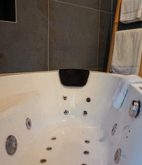 Vaison-la-Romaine Hotel | Unforgettable Stay at Hôtel la Fête en Provence with Ocean Views