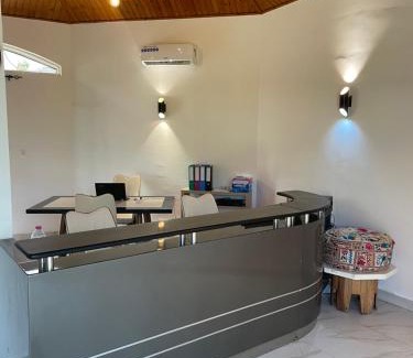 Moroni Hotel | Budget-Friendly Hôtel La Grillade with Breakfast Options