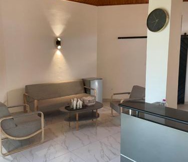Moroni Hotel | Budget-Friendly Hôtel La Grillade with Breakfast Options