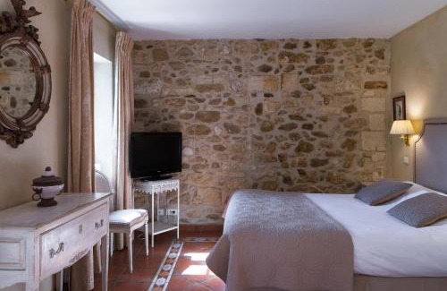 Villeneuve-les-Avignon Hotel | Relax at Hôtel la Magnaneraie with Oceanfront Views