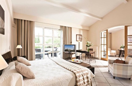 Villeneuve-les-Avignon Hotel | Relax at Hôtel la Magnaneraie: 4-Star Ocean View Retreat
