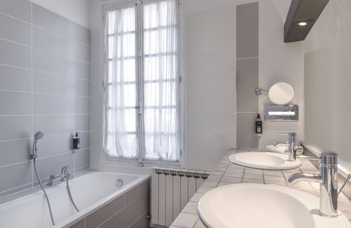 Villeneuve-les-Avignon Hotel | Relax at Hôtel la Magnaneraie: 4-Star Ocean View Retreat