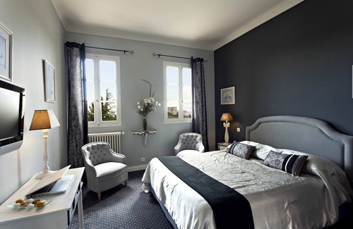 Villeneuve-les-Avignon Hotel | Relax at Hôtel la Magnaneraie: 4-Star Ocean View Retreat