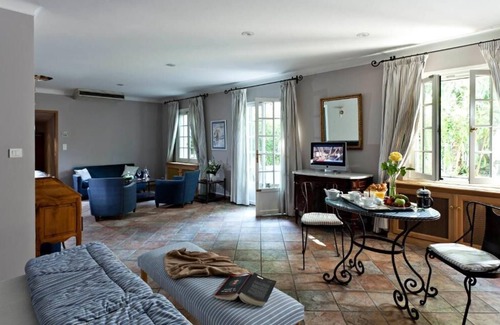 Villeneuve-les-Avignon Hotel | Relax at Hôtel la Magnaneraie: 4-Star Ocean View Retreat