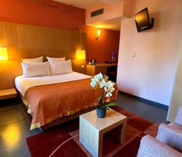 Yvoire Hotel | Elegant Hôtel Le Jules Verne with Oceanfront Views