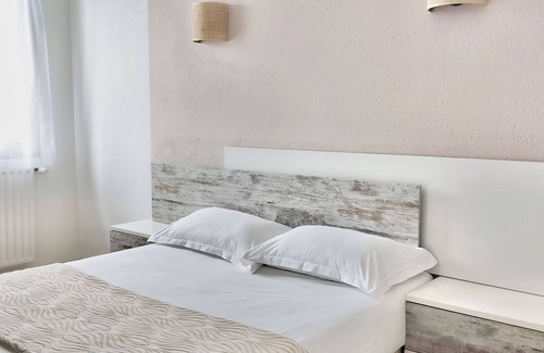 Mayenne Hotel | Cozy Hôtel la Tour des Anglais with Breakfast & Family Options