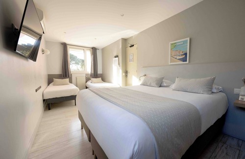 Carry-le-Rouet Hotel | Discover Hôtel la Tuilière: Family-Friendly with Pool & Dining