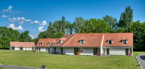 Mesnil-Saint-Pere Hotel | Relaxing Retreat at Hôtel Lac d'Orient with Pool & Ocean View