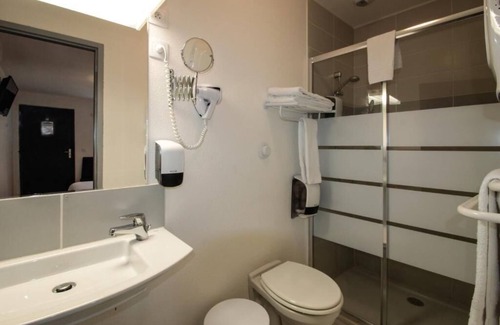 Coulounieix-Chamiers Hotel | Discover Hôtel le 15: Eco-Friendly Retreat with Dining