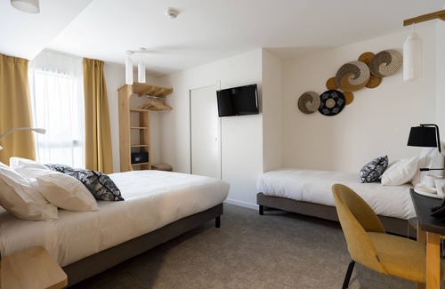 Andernos-les-Bains Hotel | Discover Hôtel Le 25: Eco-Friendly Stay with Pool Access