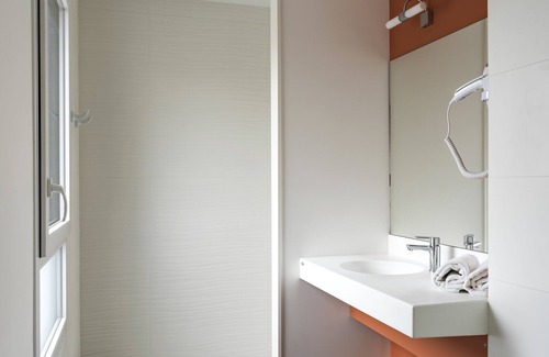 Andernos-les-Bains Hotel | Discover Hôtel Le 25: Eco-Friendly Stay with Pool Access