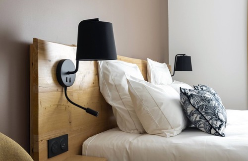 Andernos-les-Bains Hotel | Discover Hôtel Le 25: Eco-Friendly Stay with Pool Access