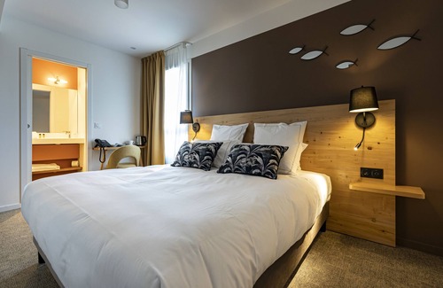 Andernos-les-Bains Hotel | Discover Hôtel Le 25: Eco-Friendly Stay with Pool Access