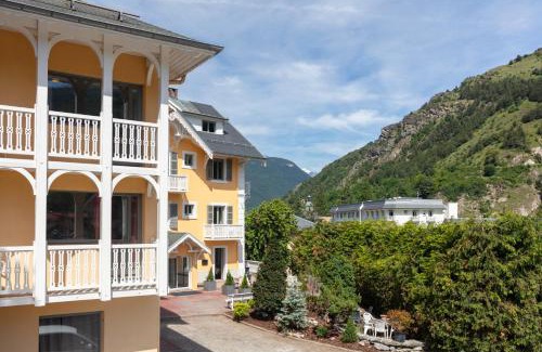 Brides-les-Bains Hotel | Oceanfront Stay at Hôtel Le Belvédère with Pet-Friendly Perks