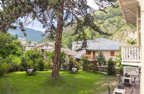 Brides-les-Bains Hotel | Oceanfront Stay at Hôtel Le Belvédère with Pet-Friendly Perks