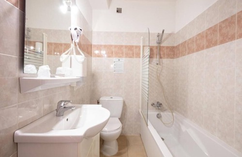 Saint-Cyprien Hotel | Enjoy a Relaxing Stay at Hôtel Le Belvédère with Spa & Pool