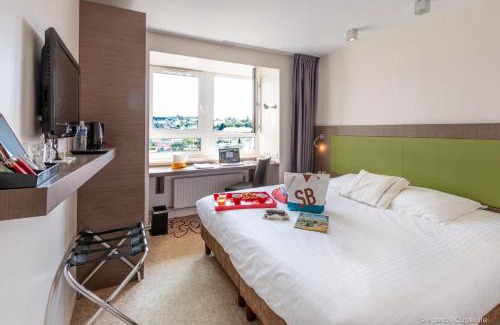 Binic Hotel | Oceanfront Comfort at Le Benhuyc with Hot Tub & Breakfast