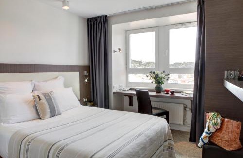 Binic Hotel | Oceanfront Comfort at Le Benhuyc with Hot Tub & Breakfast