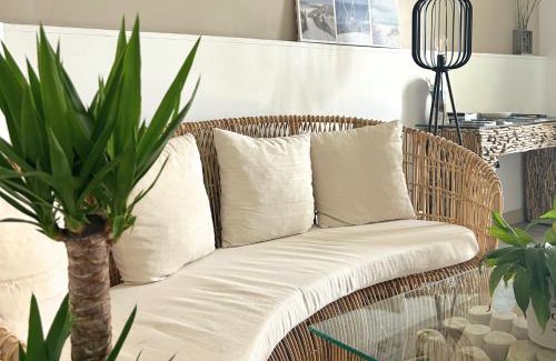 Carnon-Plage Hotel | Discover Comfort at Hôtel Le Carnon with Ocean View Amenities