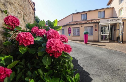 Saint-Maixent-l'Ecole Hotel | Pet-Friendly Hôtel Le Cheval Blanc with Great Reviews