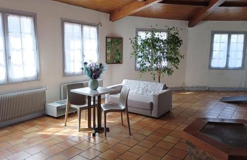 Saint-Maixent-l'Ecole Hotel | Pet-Friendly Hôtel Le Cheval Blanc with Great Reviews