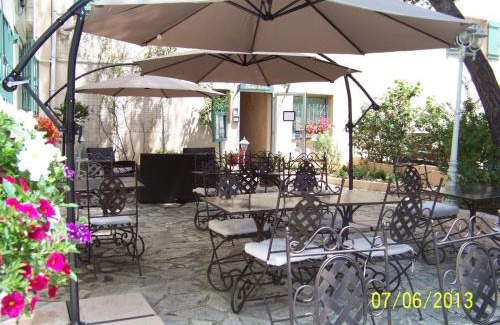 Six-Fours-les-Plages Hotel | Discover Hôtel Le Clos des Pins: Pet-Friendly Getaway
