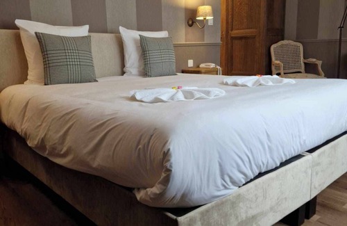Lorcy Hotel | Inviting Hôtel Le Cor de Chasse: Family-Friendly Retreat