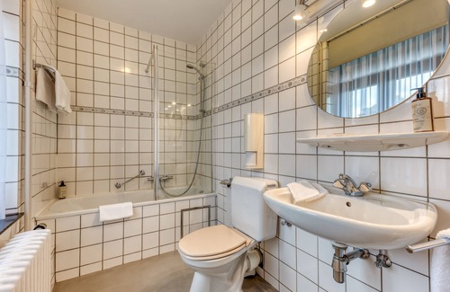 Lorcy Hotel | Inviting Hôtel Le Cor de Chasse: Family-Friendly Retreat
