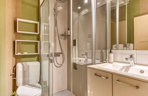 Lorcy Hotel | Inviting Hôtel Le Cor de Chasse: Family-Friendly Retreat