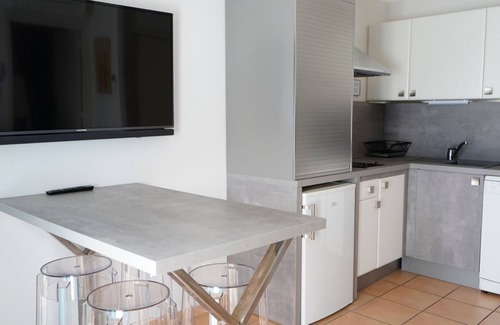Argeles-sur-Mer Hotel | Relax at Hôtel Le Cottage with Ocean View & Pool Access