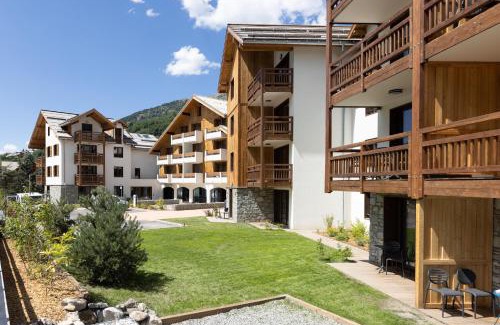 Saint-Chaffrey Hotel | Discover Cristal Lodge by Daddy Pool - Oceanfront Retreat