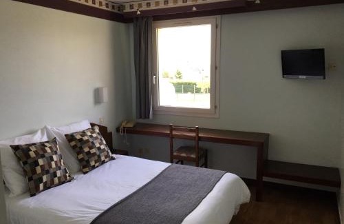 Saint-Denis-de-l'Hotel Hotel | Discover Hôtel Le Dauphin: Pet-Friendly & Family Ready