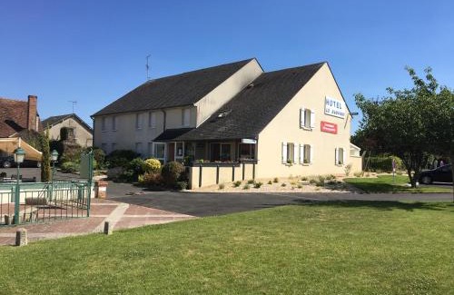 Saint-Denis-de-l'Hotel Hotel | Discover Hôtel Le Dauphin: Pet-Friendly & Family Ready