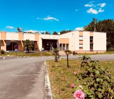 Pannes Hotel | Welcoming Hôtel Le Forestia: Pet-Friendly & Family-Centric