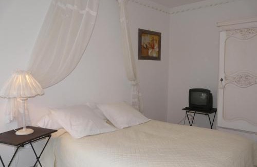 Marsanne Hotel | Explore Hôtel Le Globe: Pet-Friendly & Family-Oriented Stay