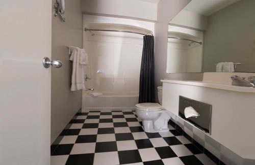 Baie Comeau Hotel | Guest Favorite: Hôtel Le Hauterive with Family-Friendly Amenities