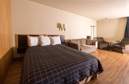 Baie Comeau Hotel | Guest Favorite: Hôtel Le Hauterive with Family-Friendly Amenities