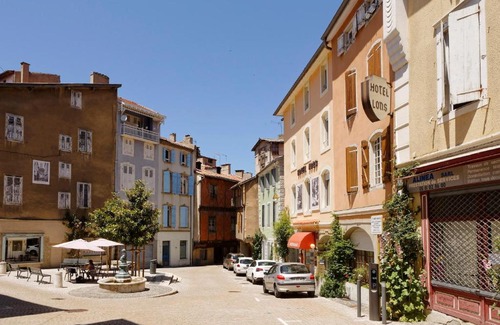 Foix Hotel | Pet-Friendly Hôtel Le Lons: Family Comfort Awaits You