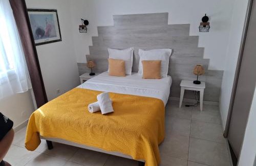 Aigues-Mortes Hotel | Pet-Friendly Hôtel Le Médiéval with Oceanfront Views