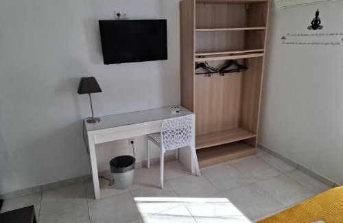 Aigues-Mortes Hotel | Pet-Friendly Hôtel Le Médiéval with Oceanfront Views