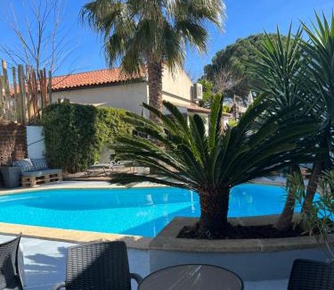 Aigues-Mortes Hotel | Pet-Friendly Hôtel Le Médiéval with Oceanfront Views