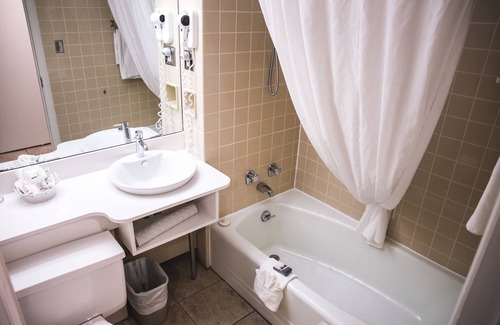 Baie Comeau Hotel | Discover Comfort at Hôtel Le Manoir - Rated 9/10!