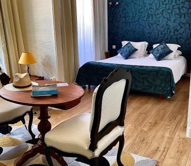 Chinon Hotel | Comfortable Stay at Cit'Hôtel Le Plantagenet with Dining