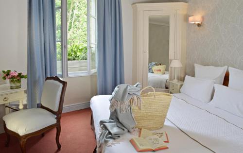 Chinon Hotel | Comfortable Stay at Cit'Hôtel Le Plantagenet with Dining