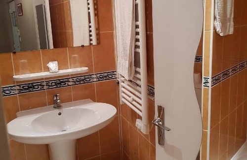 Tarascon Hotel | Budget-Friendly Hôtel Le Provencal with Breakfast & Family Amenities