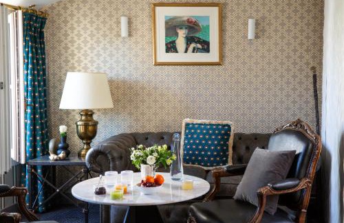 Odeon Hotel | Discover Hôtel Le Relais Saint-Germain: 4-Star Pet-Friendly Retreat