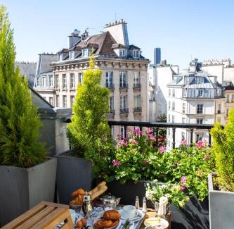 Odeon Hotel | Discover Hôtel Le Relais Saint-Germain: 4-Star Pet-Friendly Retreat